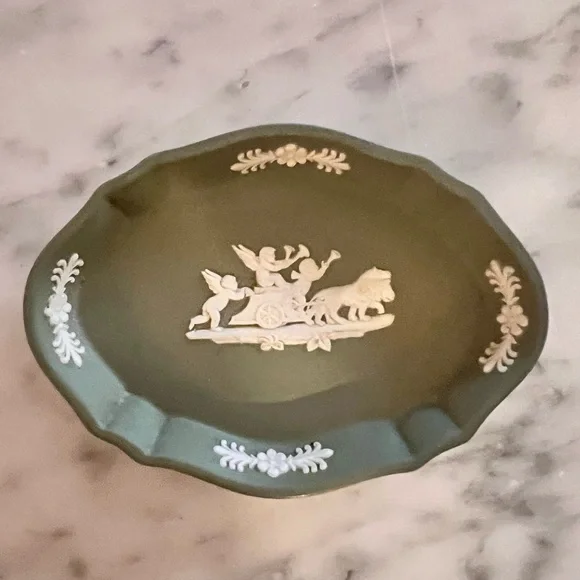 Wedgwood Jasperware Embossed Trinket Dish with Cherub & Lion in Sage Green. - Picture 2 of 3